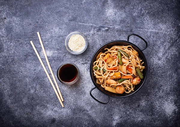 Tavuk, soya peyniri ve Sebze Fry erişte ilave edin.  