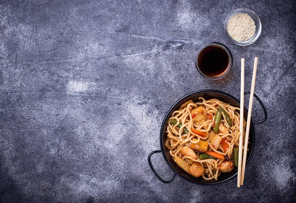 Revuelva los fideos fritos con pollo, tofu y verduras . —  Fotos de Stock