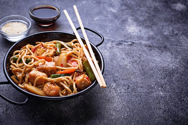 Revuelva los fideos fritos con pollo, tofu y verduras . —  Fotos de Stock