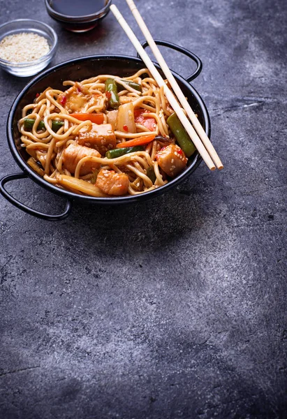 Tavuk, soya peyniri ve Sebze Fry erişte ilave edin.  