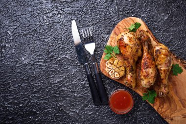 Izgara tavuk budu baharat ve sarımsak ile.