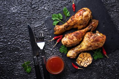Izgara tavuk budu baharat ve sarımsak ile.