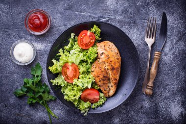 ızgara tavuk göğsü sebze salatası ile