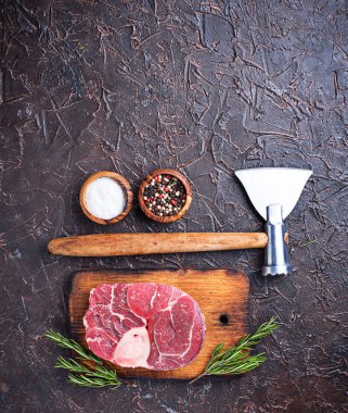 Çiğ et yemeye ve kasaplar balta