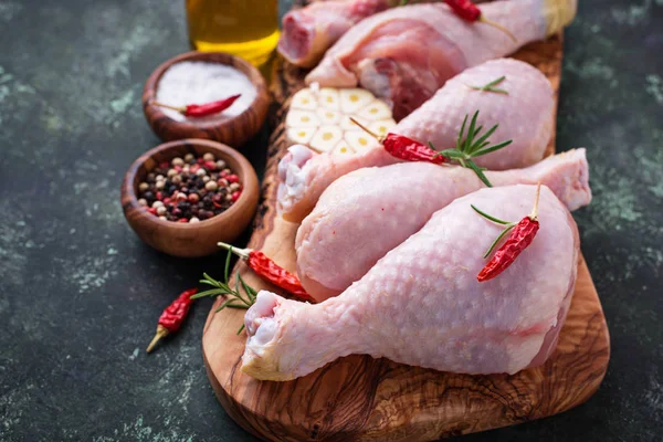 çiğ tavuk budu sarımsak ve baharat.