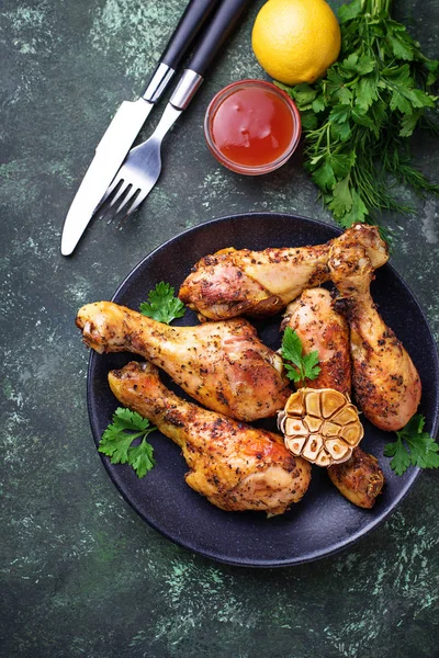 Grilled chicken legs with spices and garlic. — Stock Photo, Image