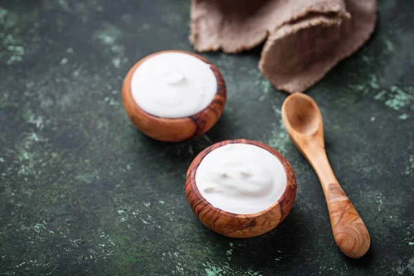 Yogur griego blanco en tazón de madera — Foto de Stock