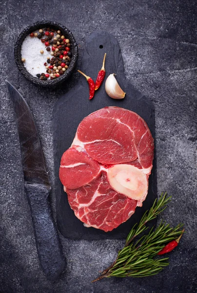 Carne brută osso buco pe tabla de tăiere ardezie — Fotografie, imagine de stoc