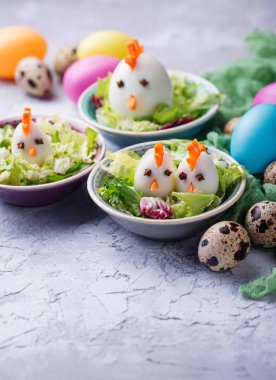 Tavuk şeklinde yumurta salatası. Festival gıda.