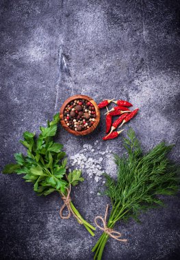 Otlar ve baharatlar. Dereotu, maydanoz, tuz ve biber