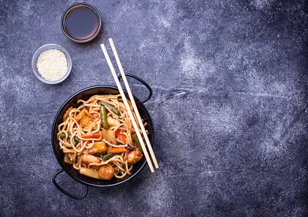 Revuelva los fideos fritos con pollo, tofu y verduras . —  Fotos de Stock