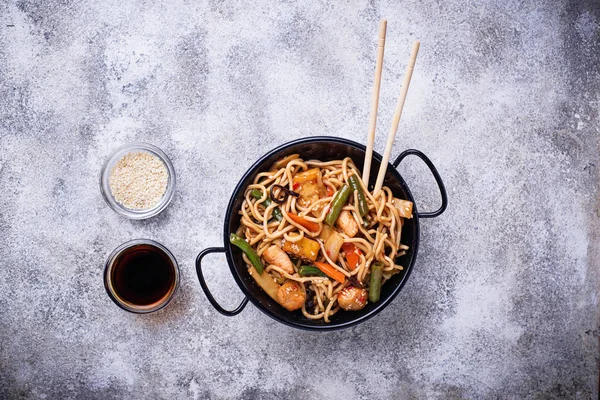 Stir fry noodles with chicken, tofu and vegetable. — Stock Photo, Image