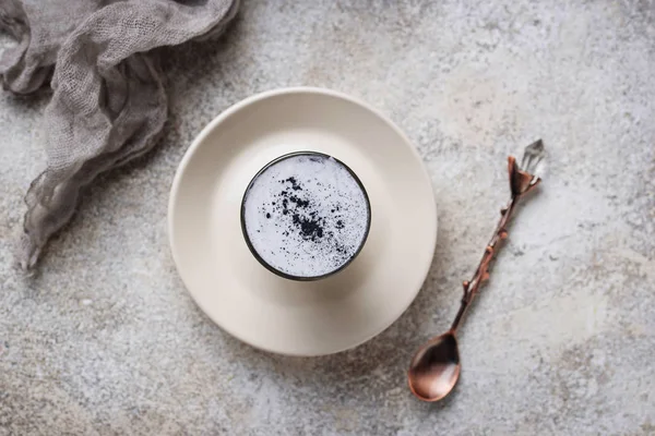 Zwarte houtskool latte. Detox drank. — Stockfoto