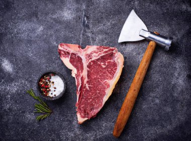 Balta ile ham T-bone biftek