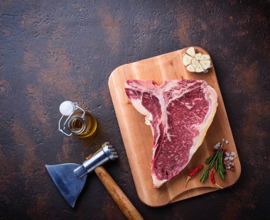 Balta ile ham T-bone biftek