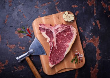 Balta ile ham T-bone biftek