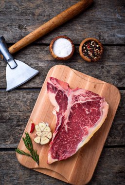 Balta ile ham T-bone biftek