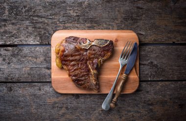 Ahşap tahta üzerinde ızgara T-bone biftek
