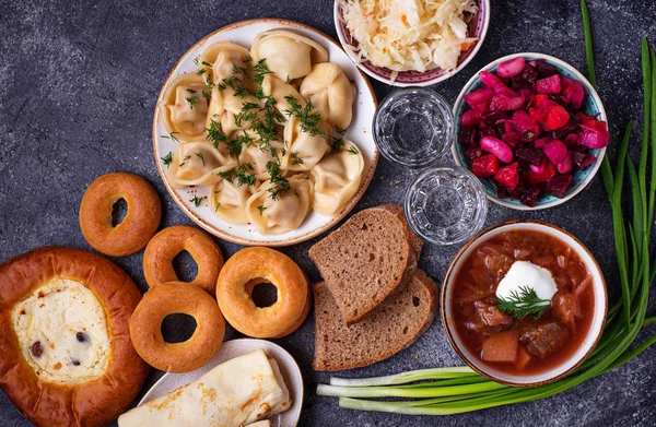 Традиционные русские блюда, сладости и водка — стоковое фото
