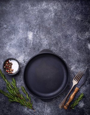 Otlar ve baharatlar ile dökme demir tava