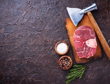 Çiğ et yemeye ve kasaplar balta