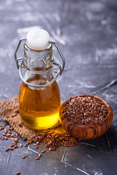 Linseed oil and flax seeds — Stock Photo, Image