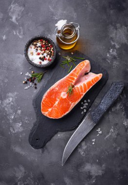 Baharat ile taze somon steak