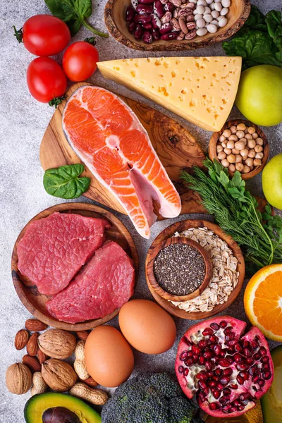 Húsok, halak, hüvelyesek, dió- és zöldségfélék. — Stock Fotó