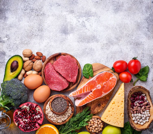 Húsok, halak, hüvelyesek, dió- és zöldségfélék. — Stock Fotó