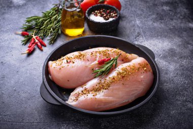 Dökme demir tavada tavuk fileto