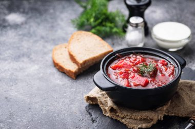 Geleneksel Ukrayna pancar çorbası borsch