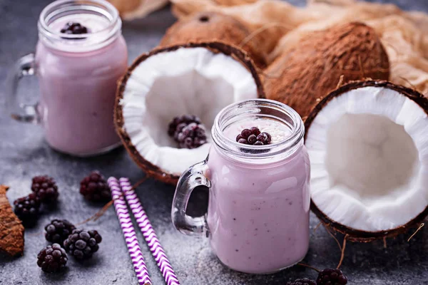 Frullato con more e latte di cocco — Foto Stock