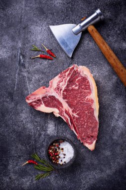 Balta ile ham T-bone biftek