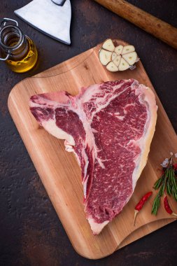 Baharat ile ham T-bone biftek