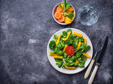 Sağlıklı sebze salatası ve bardak su  