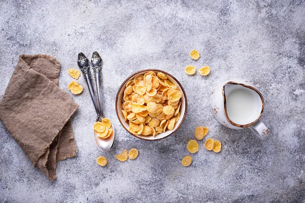 Sereal jagung manis serpih dalam mangkuk — Stok Foto