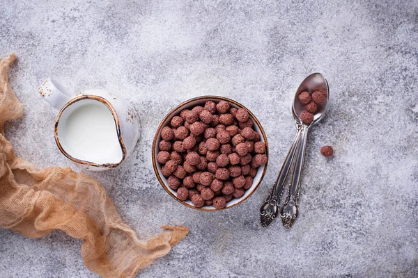 Cocoa bola jagung serpih untuk sarapan — Stok Foto