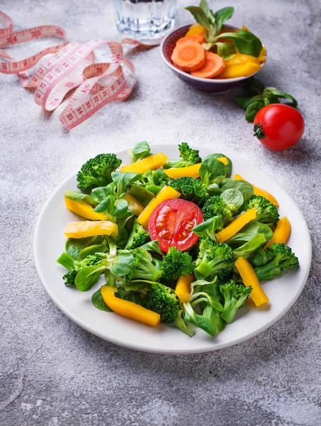 Zdravý zeleninový salát, voda a Svinovací metr — Stock fotografie