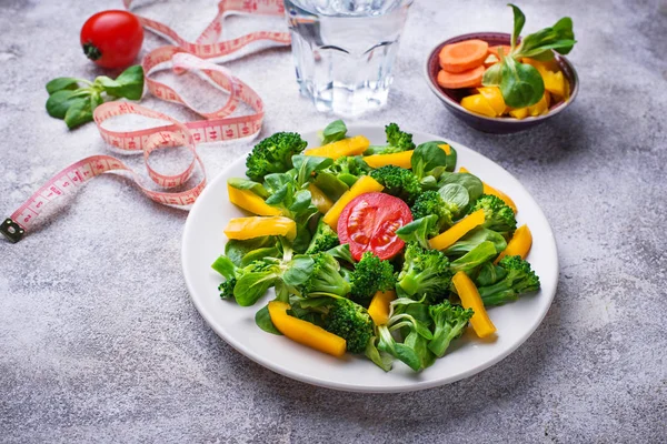 Sağlıklı sebze salatası, su ve teyp ölçme — Stok fotoğraf