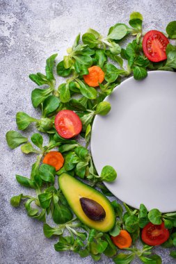 Bir sebze tabağı etrafında bir çerçeve. 