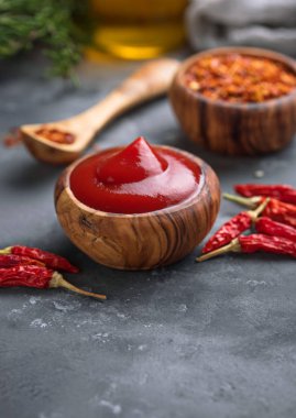 Serin biber ile baharatlı sos.