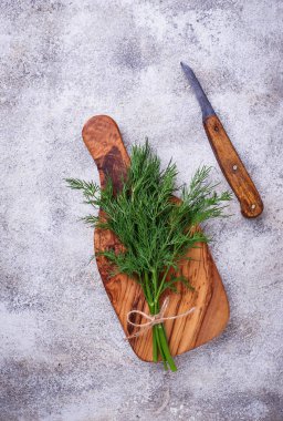 kesme tahtası üzerinde taze dereotu