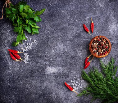 Otlar ve baharatlar. Dereotu, maydanoz, tuz ve biber