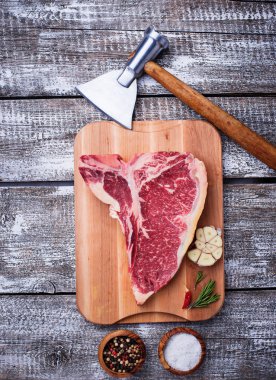 Balta ile ham T-bone biftek