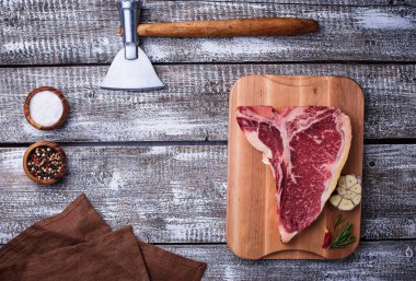 Balta ile ham T-bone biftek