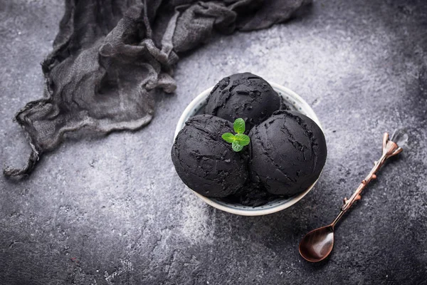 블랙 아이스 크림입니다. 유행 음식 — 스톡 사진