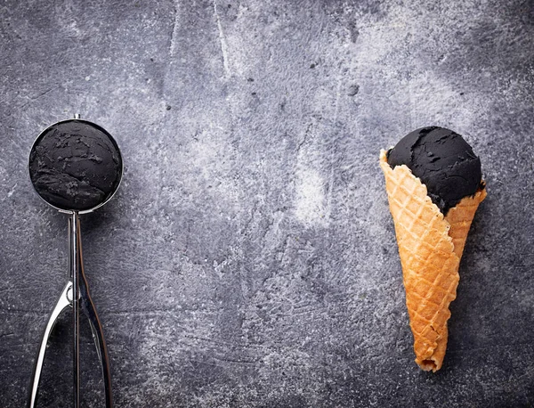 ブラック アイス クリーム。流行りの食べ物 — ストック写真