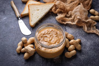 Ev yapımı fıstık ezmesi ve fındık