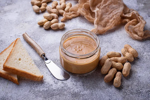 Домашнє арахісове масло та горіхи — стокове фото
