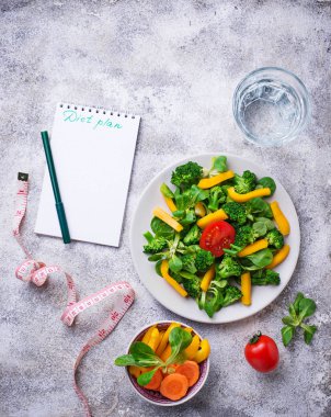 Sağlıklı sebze salatası, su ve teyp ölçme